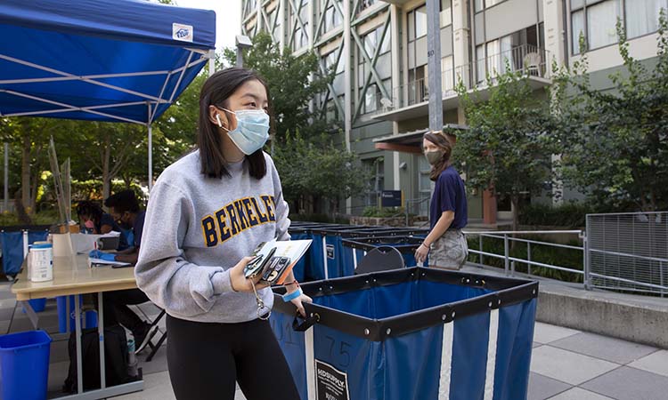 A student during Move In for Fall 2020. Photo by Brittany Hosea-Small.